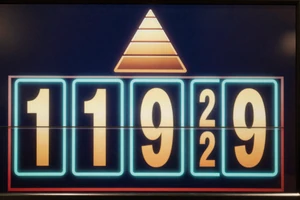Leuchtender progressiver Jackpot-Z&auml;hler mit Pyramiden-Icon auf dunklem Hintergrund - Jackpot Spiele bei Cleobetra
